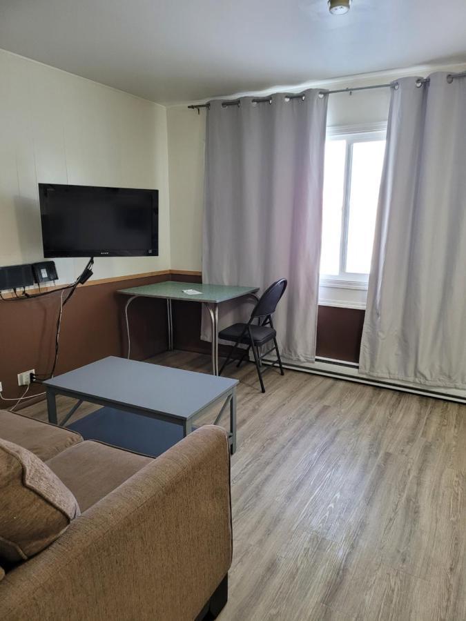 Midtown Motel On Alaska Ave ドーソン・クリーク エクステリア 写真