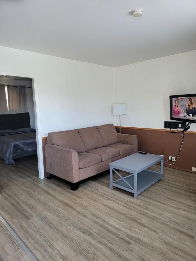 Midtown Motel On Alaska Ave ドーソン・クリーク エクステリア 写真